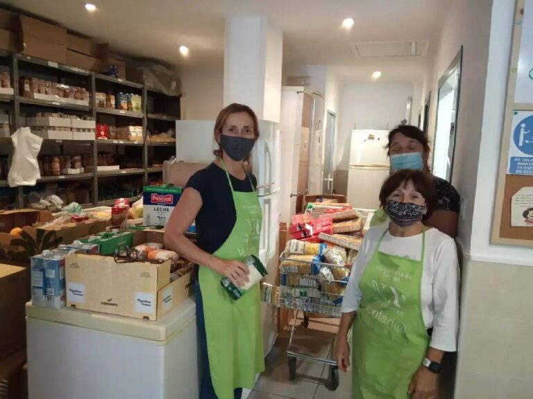 Entrega de alimentos y libros a la despensa solidaria del Comedor Social La Concordia en Valencia